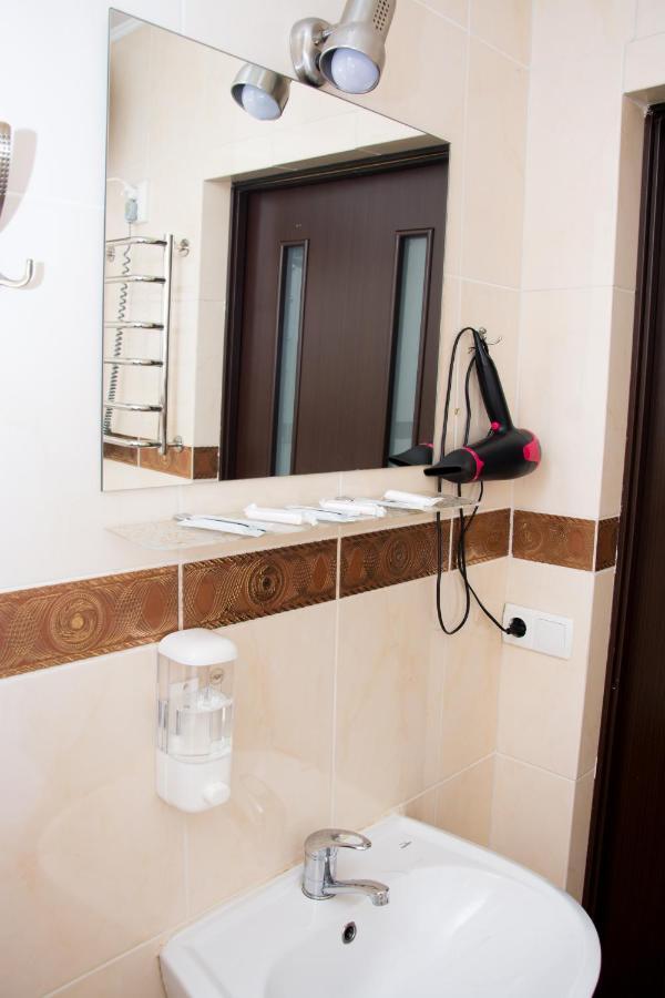 איוונו-פרנקיבסק Faraon Hotel מראה חיצוני תמונה