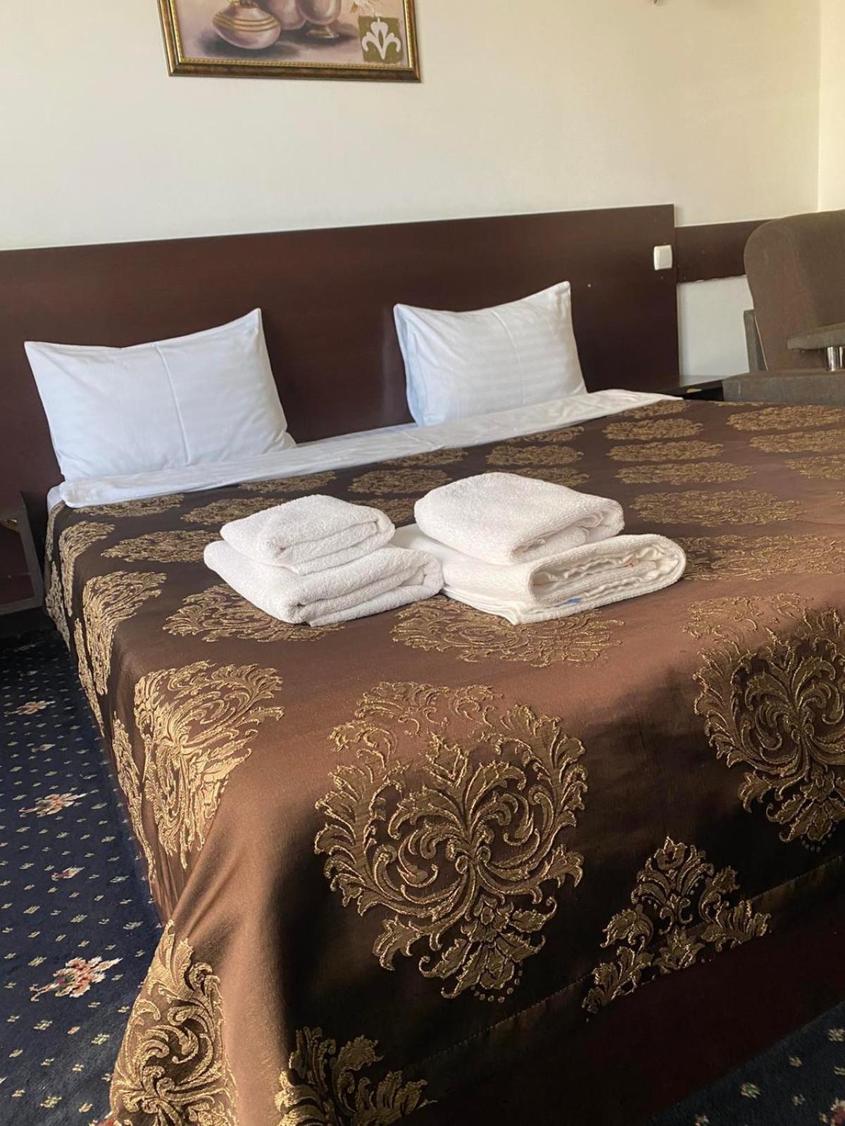 איוונו-פרנקיבסק Faraon Hotel מראה חיצוני תמונה